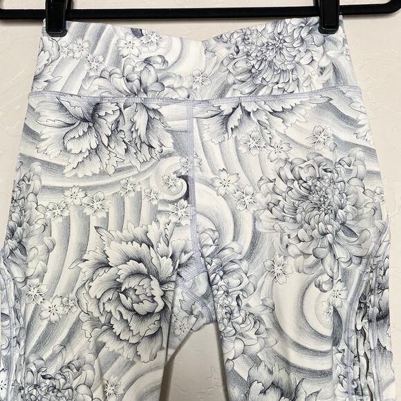 Lululemon Twine White Multi Love Knot Crop 15" Size 8 - Picture 2 of 10